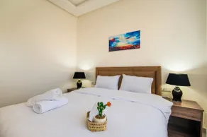 Stylish City Center Flat with Air Conditioning - Image 5