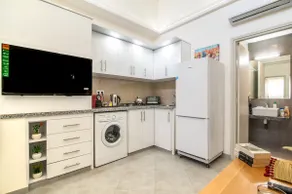 Stylish City Center Flat with Air Conditioning - Image 3