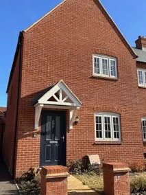 Modern 3 Bed in Brackley close to Silverstone - Image 5