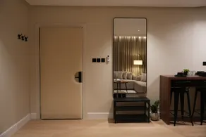 Modern and elegant hotel studio - Image 4