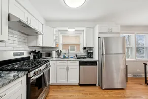 Renovated 3BR Apt-King Bd-Full Kitchen-WiFi-NTFLX - Image 3
