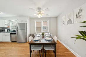 Renovated 3BR Apt-King Bd-Full Kitchen-WiFi-NTFLX - Image 2