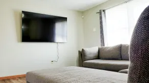 Fast internet: 2-car garage, 2 4K TVs on 3 acres! - Image 5