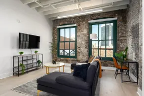 Beautiful Apartment Loft with Gym & Rooftop Access - Image 4