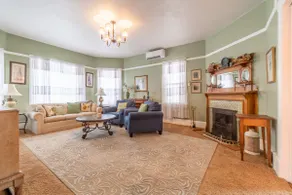 Rustic 2-Bedroom walking distance to Downtown - Image 2