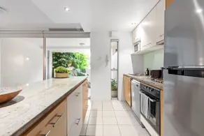 Hustle & Bustle! 2 Bed/1bath/1car/pool ~ Teneriffe - Image 3