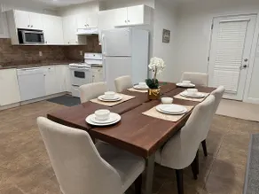 Cozy 2 bedrooms suite near White Rock Beach - Image 2