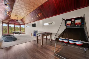 Woodlands Area Lake View Retreat - Image 4