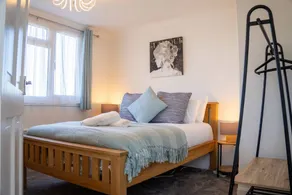 3 Bed home | Free Parking - Image 4