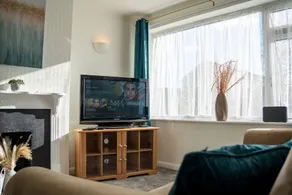 3 Bed home | Free Parking - Image 2