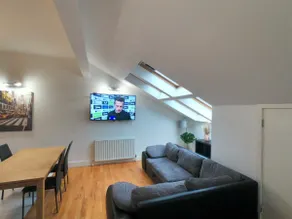 Stylish Belfast Loft, Large Living / Dining Area - Image 3