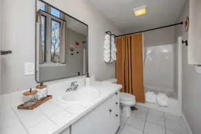 Chic Condo in Lake Geneva. - Image 3