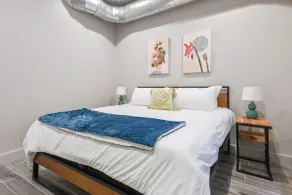 Modern King 1BR - Ideal Monthly Stay 20 Min to NYC - Image 2