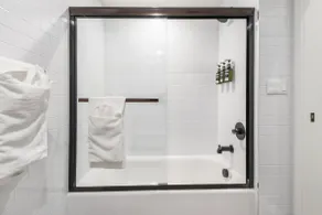 Modern King 1BR - Ideal Monthly Stay 20 Min to NYC - Image 3