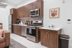 Modern King 1BR - Ideal Monthly Stay 20 Min to NYC - Image 4