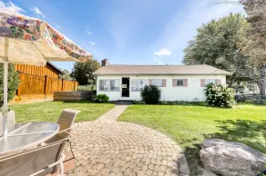 Charming 3BR lakefront house - Image 2