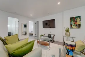 Elegant Loft in Roxton Pond - Image 2