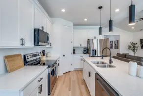 Bright & Modern in South Dallas - Image 3