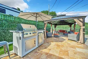 6 mins to the beach, games, Heated pool, BBQ, TV. - Image 3