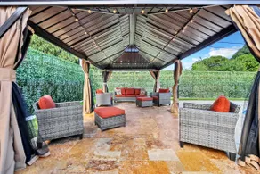 6 mins to the beach, games, Heated pool, BBQ, TV. - Image 4