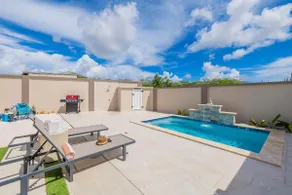 Stylish & Sunny Home Mins to Beach and Private Pool! - Image 4