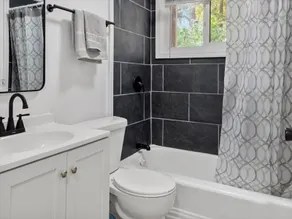 Newly Renovated Apt - Downtown 3 - Image 5