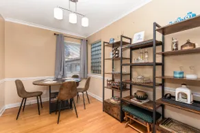 Charming Oak Park Retreat - Image 4