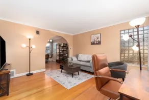 Charming Oak Park Retreat - Image 3