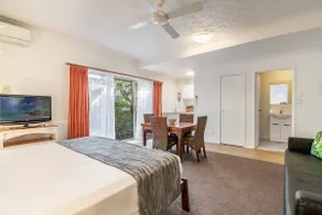 Queen Studio Apartment - Byron Central Apartments - Image 4