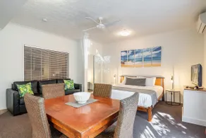Queen Studio Apartment - Byron Central Apartments - Image 3
