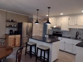 Charming Cozy Cottage w 2.5 Baths Near Downtown NB - Image 5