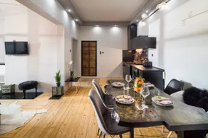 Design Apt + 2 Baths & Fast WiFi/Top Center - Image 4