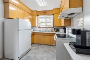 3BED/2BATH Home with FREE Parking - Image 4