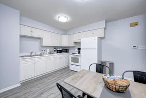 Convenient 2 bedroom*King Bed* - Image 4