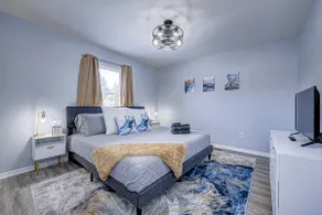 Convenient 2 bedroom*King Bed* - Image 2