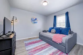 Convenient 2 bedroom*King Bed* - Image 3