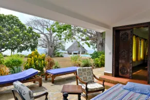 Shorefront villa on the beach - Image 3