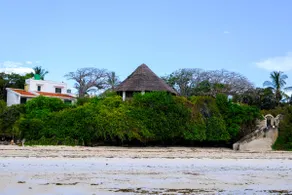 Shorefront villa on the beach - Image 2