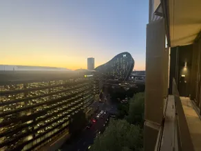Chic 2 bedroom condo steps to Darling Harbour - Image 5