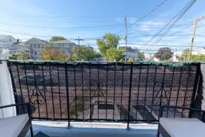 Charming 2BR near light rail - Image 2