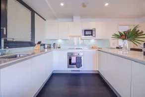Cleyro Serviced Apartments - Finzels Reach - Image 3