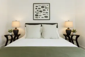 *NEW* Upscale Retreat, 65”TV, Mtn Views, UNR 5min - Image 2