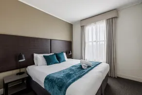Serene Pool Oasis 1BR Near MCG & Rod Laver Arena - Image 5