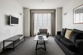 Serene Pool Oasis 1BR Near MCG & Rod Laver Arena - Image 4