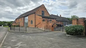 Oak Barn-ideal for Nec,Hs2,BHX,family gatherings - Image 3
