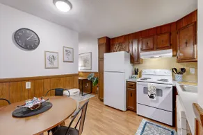 Top-Floor Quiet Clean Apartment - Image 3