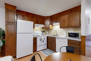 Top-Floor Quiet Clean Apartment - Image 5