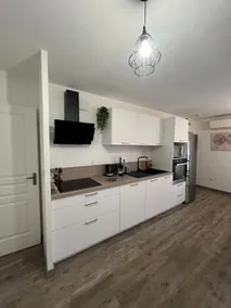 Spacious 2-bedroom/Parking/Air conditioning - Image 2