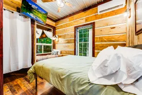 Romantic Cabin Walk to Lake & Dining/Hot tub/Dog - Image 5