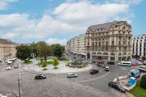 Apartments overlooking the square - Image 5